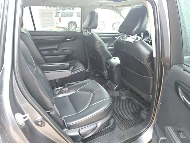 Used 2020 Toyota Highlander XLE image 27