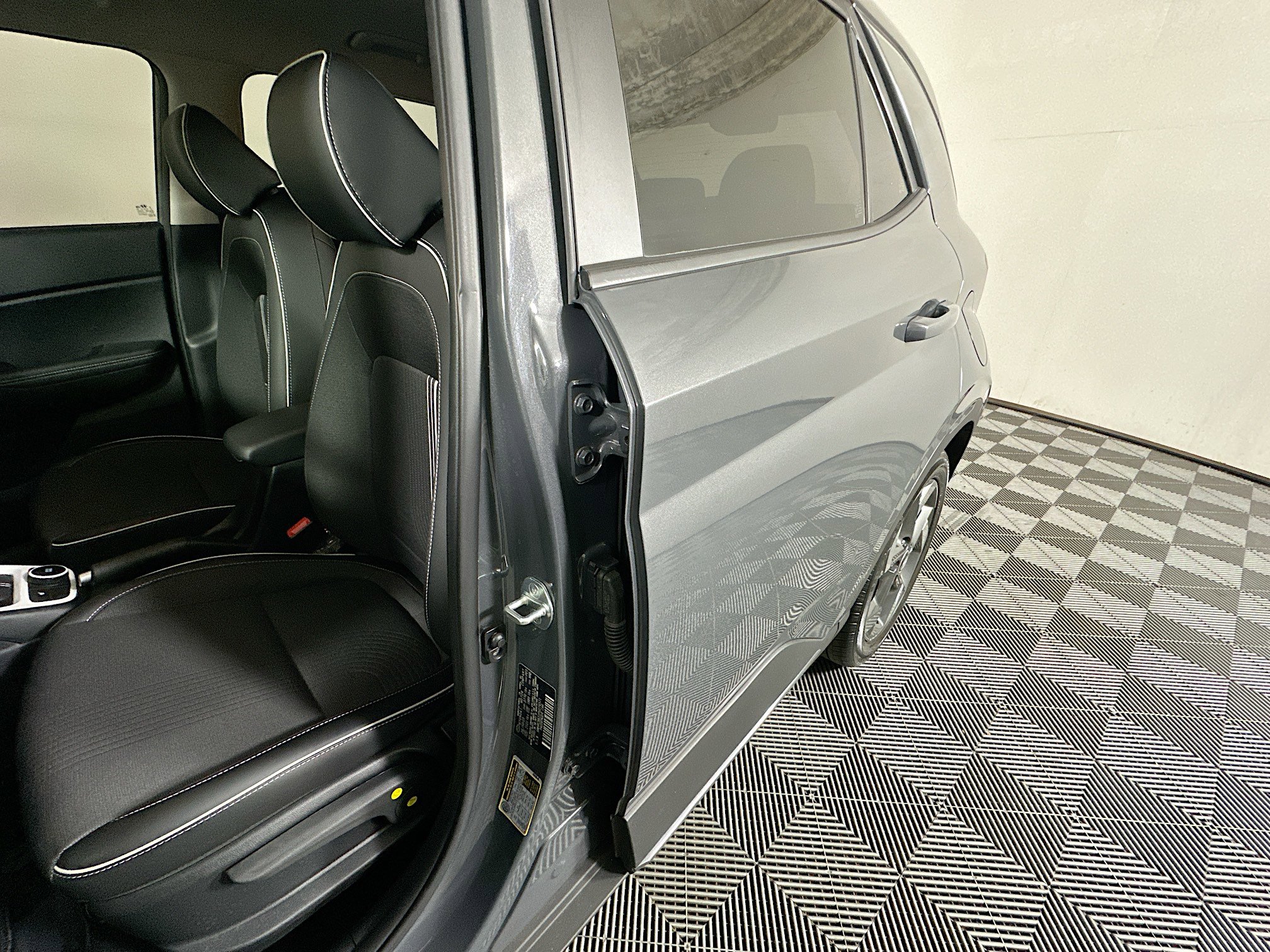 Used 2023 Hyundai Venue Limited w/ Cargo Package FWD image 12