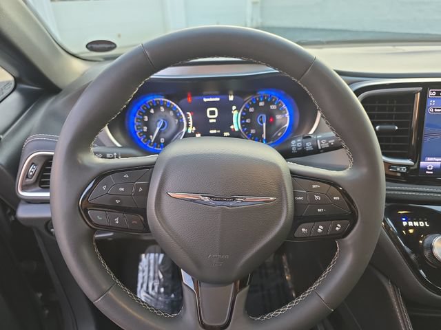 Used 2025 Chrysler Pacifica Limited FWD image 18