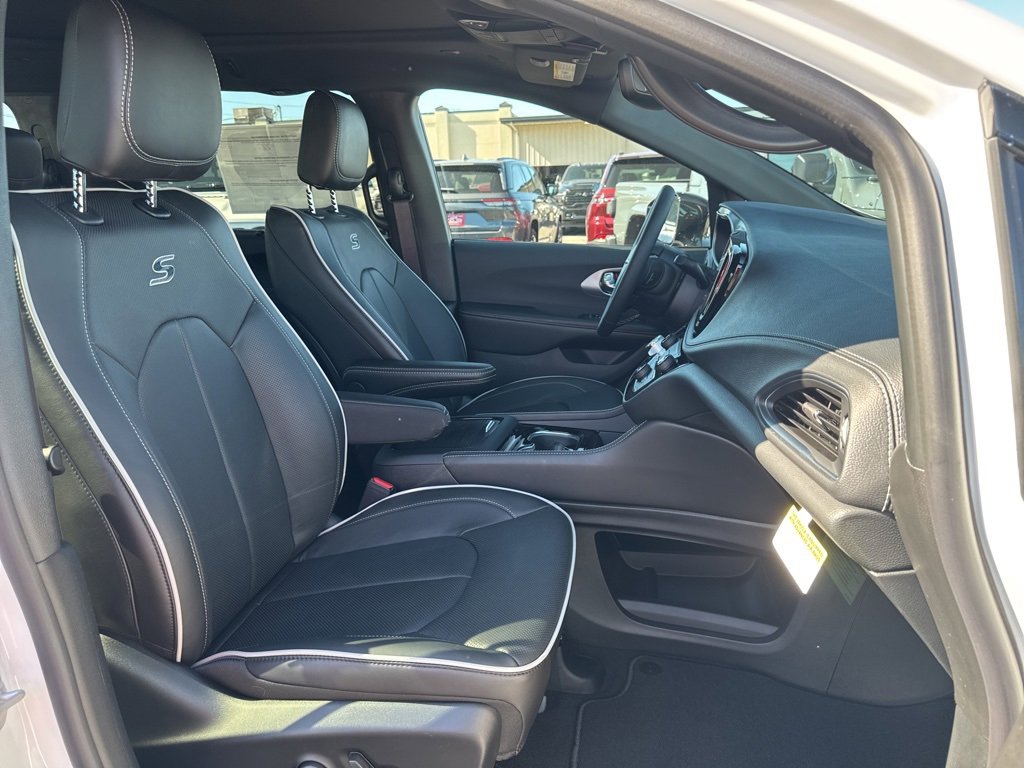 New 2026 Chrysler Pacifica Limited w/ S Appearance Package image 30