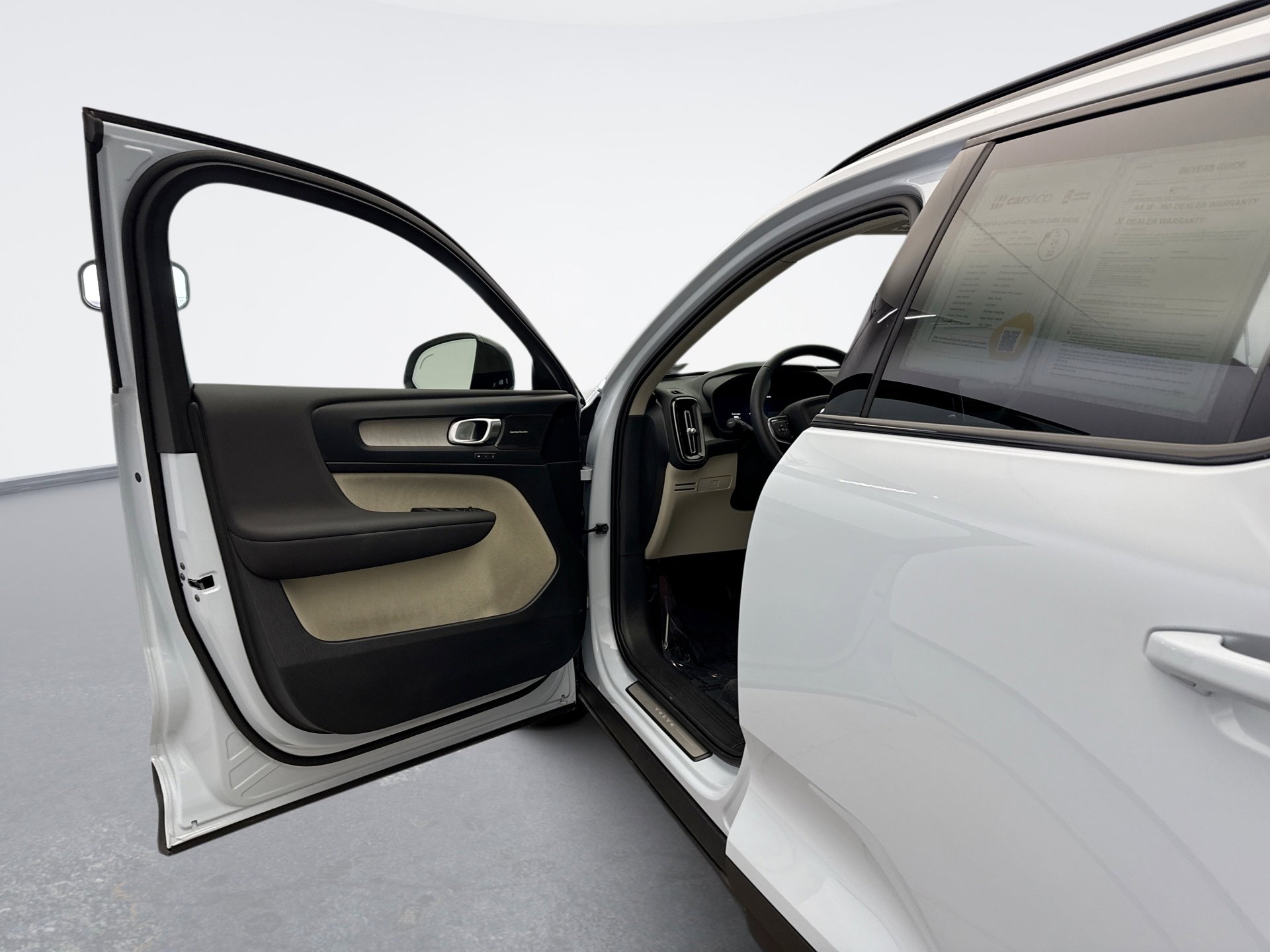 Used 2024 Volvo XC40 B5 Ultimate image 9