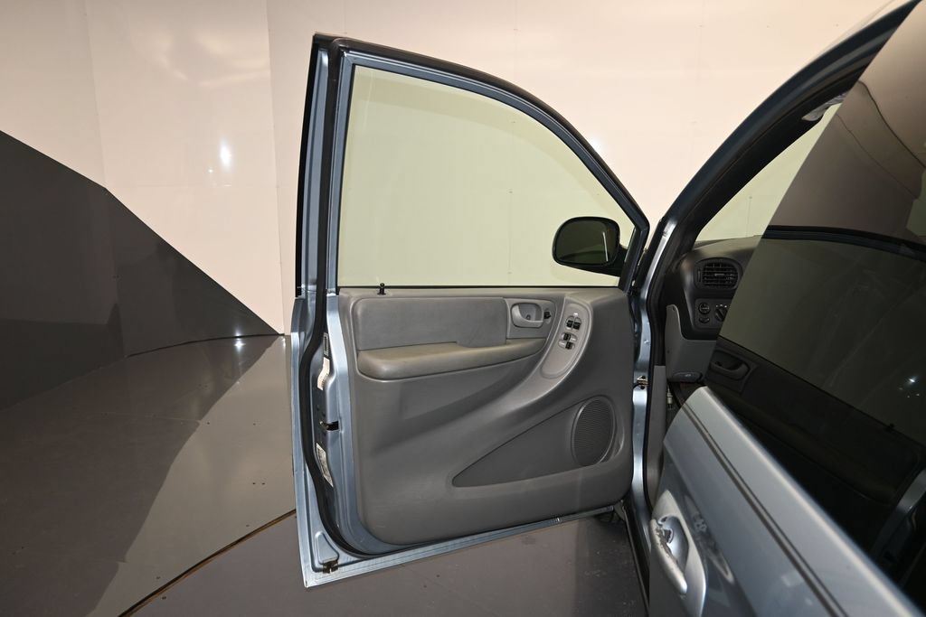 Used 2005 Chrysler Town & Country LX w/ Popular Equipment Group II FWD image 10