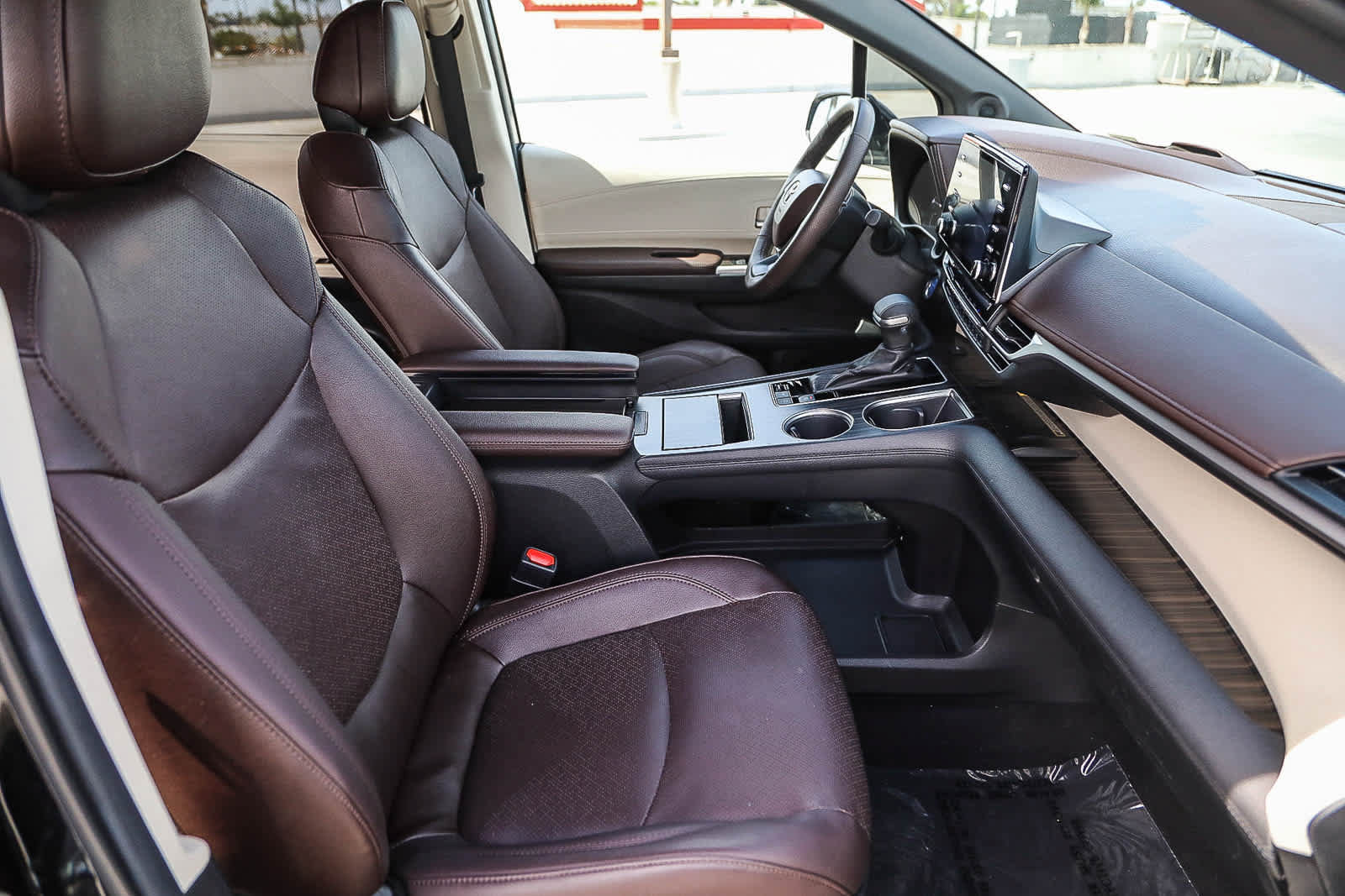 Used 2024 Toyota Sienna Platinum AWD/4WD image 16