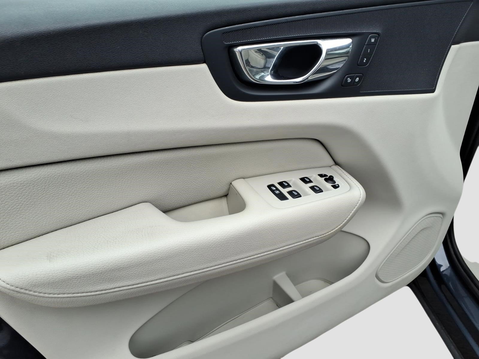 Used 2018 Volvo XC60 T6 Momentum w/ Convenience Package image 13