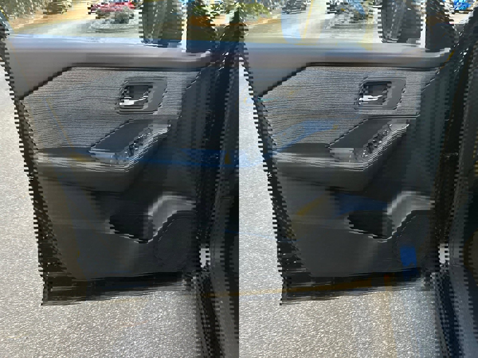 Used 2023 Nissan Rogue SV image 10