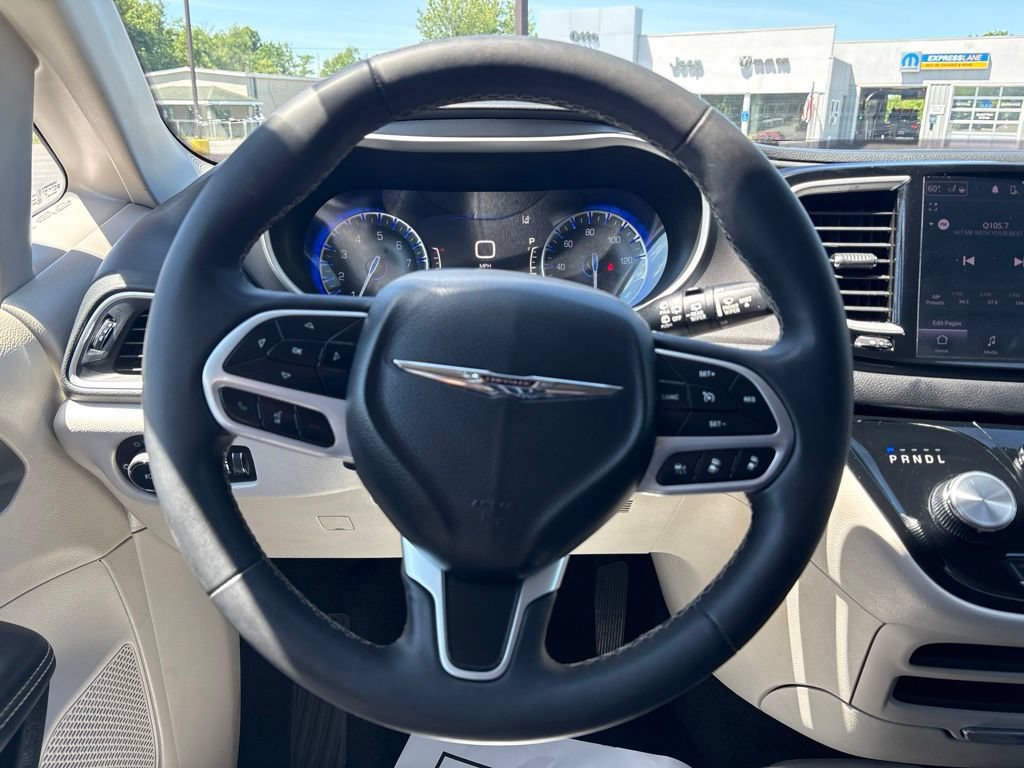 Used 2023 Chrysler Pacifica Touring-L FWD image 10