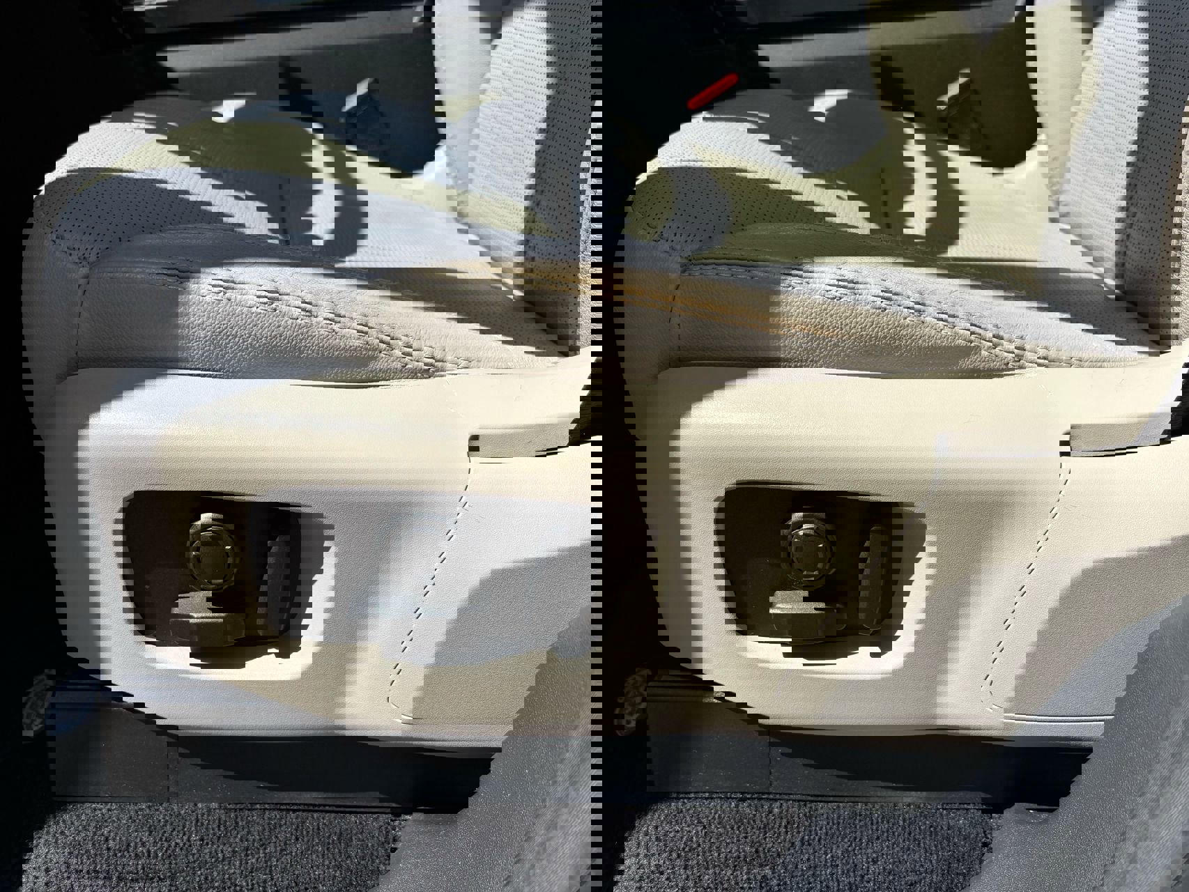 Used 2017 Land Rover Discovery SE image 16