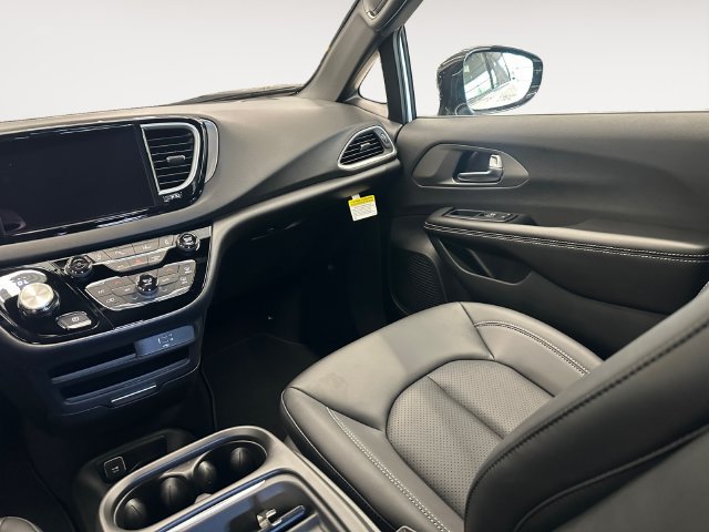 New 2027 Chrysler Pacifica LX FWD image 11