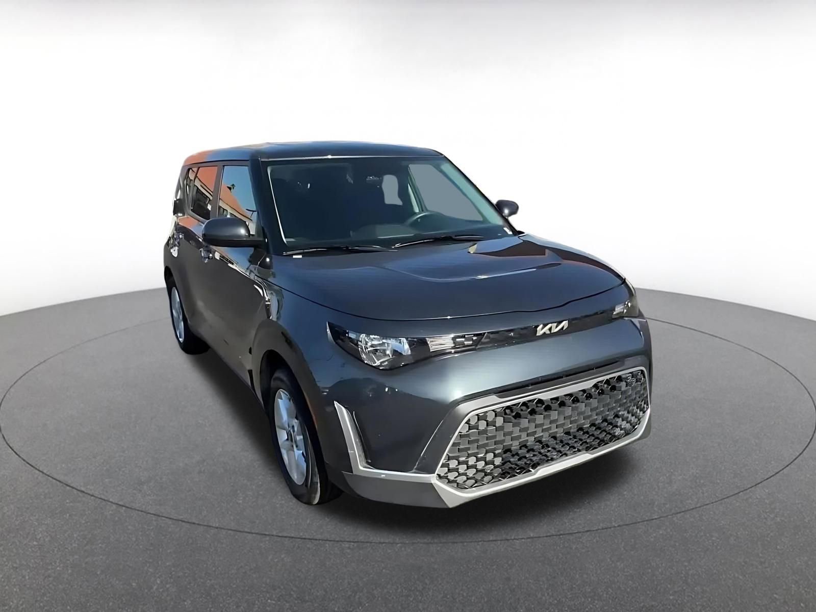 Used 2025 Kia Soul LX w/ LX Technology Package FWD image 3