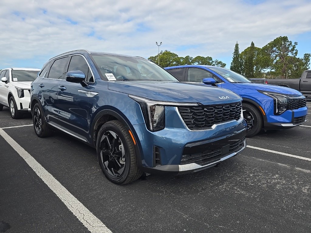 Certified 2025 Kia Sorento EX image 1