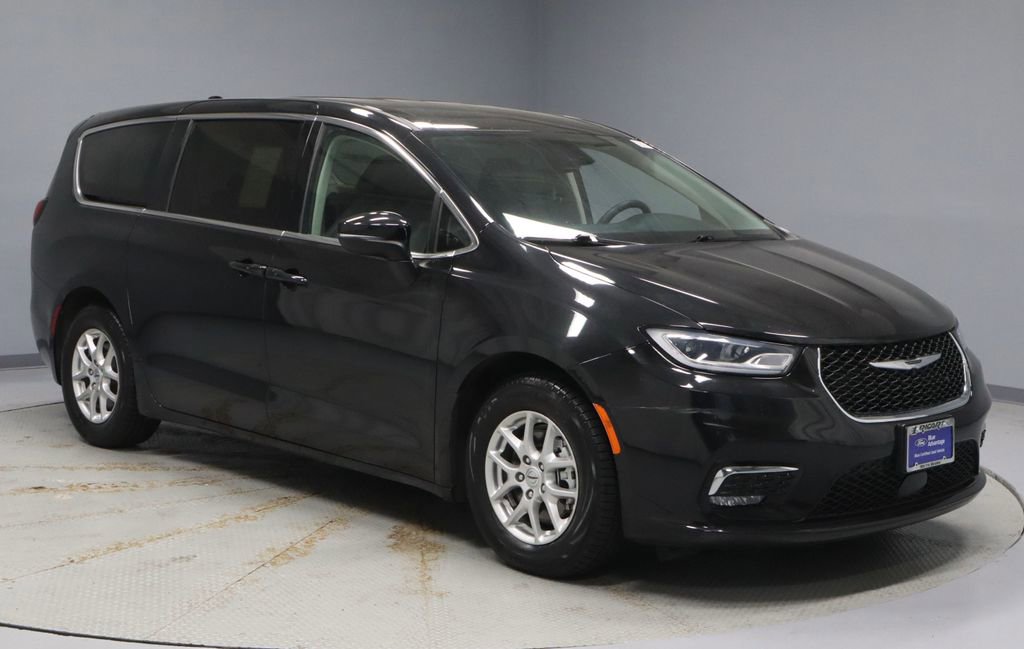 Used 2023 Chrysler Pacifica Touring-L FWD image 1