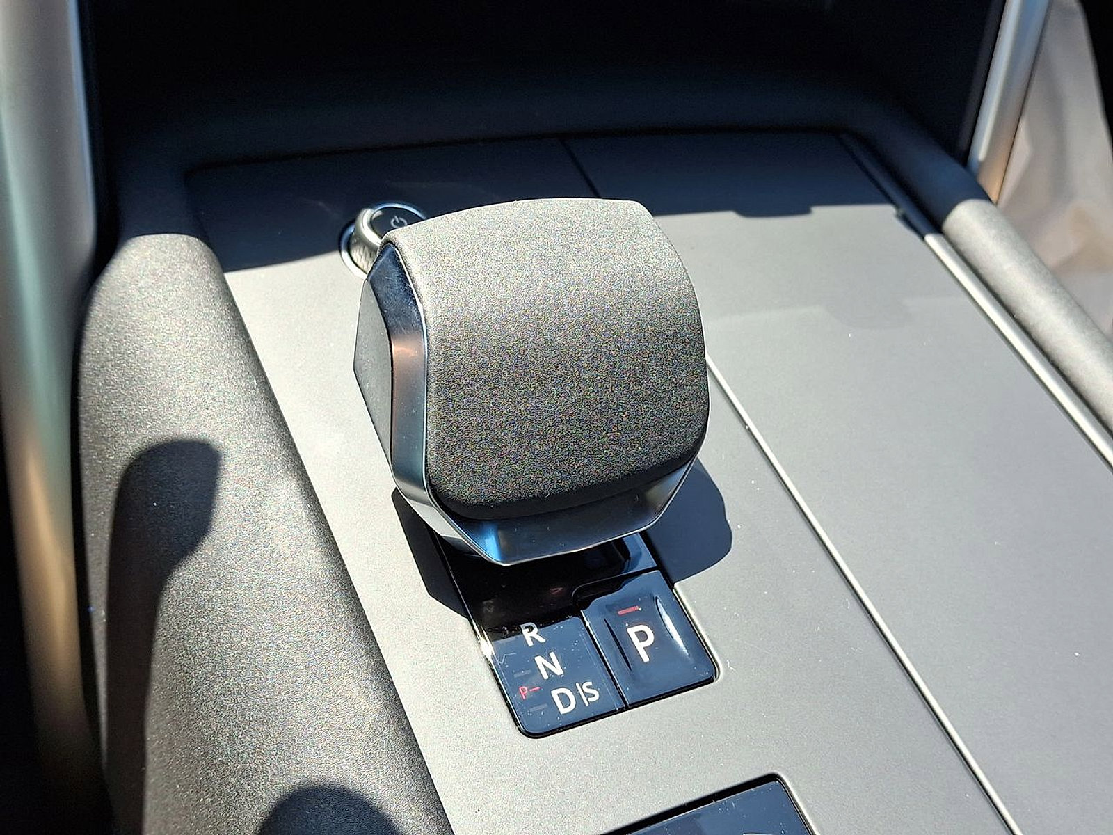 Certified 2025 Land Rover Discovery Dynamic SE image 25