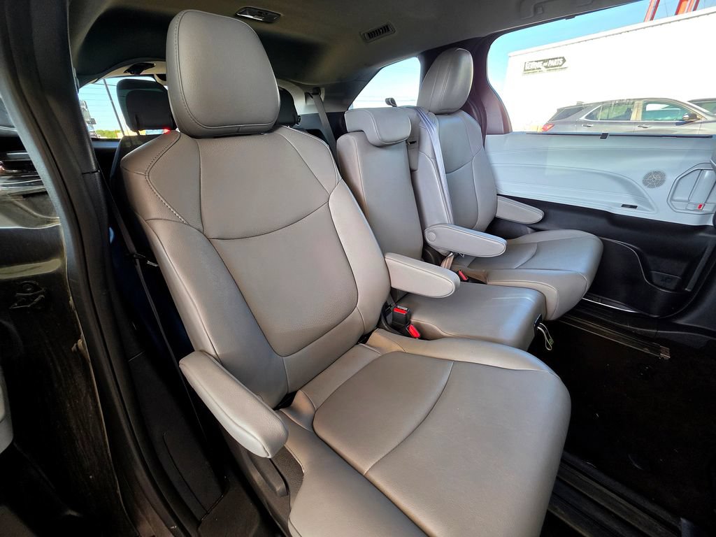 Used 2025 Toyota Sienna XLE FWD image 60