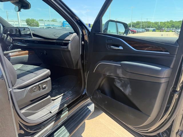 Used 2021 Cadillac Escalade Premium Luxury AWD/4WD image 23