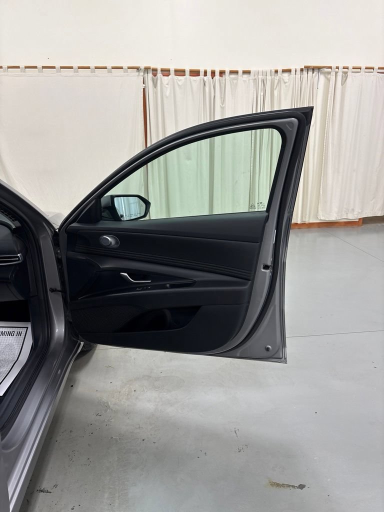 Used 2025 Hyundai Elantra SEL FWD image 25