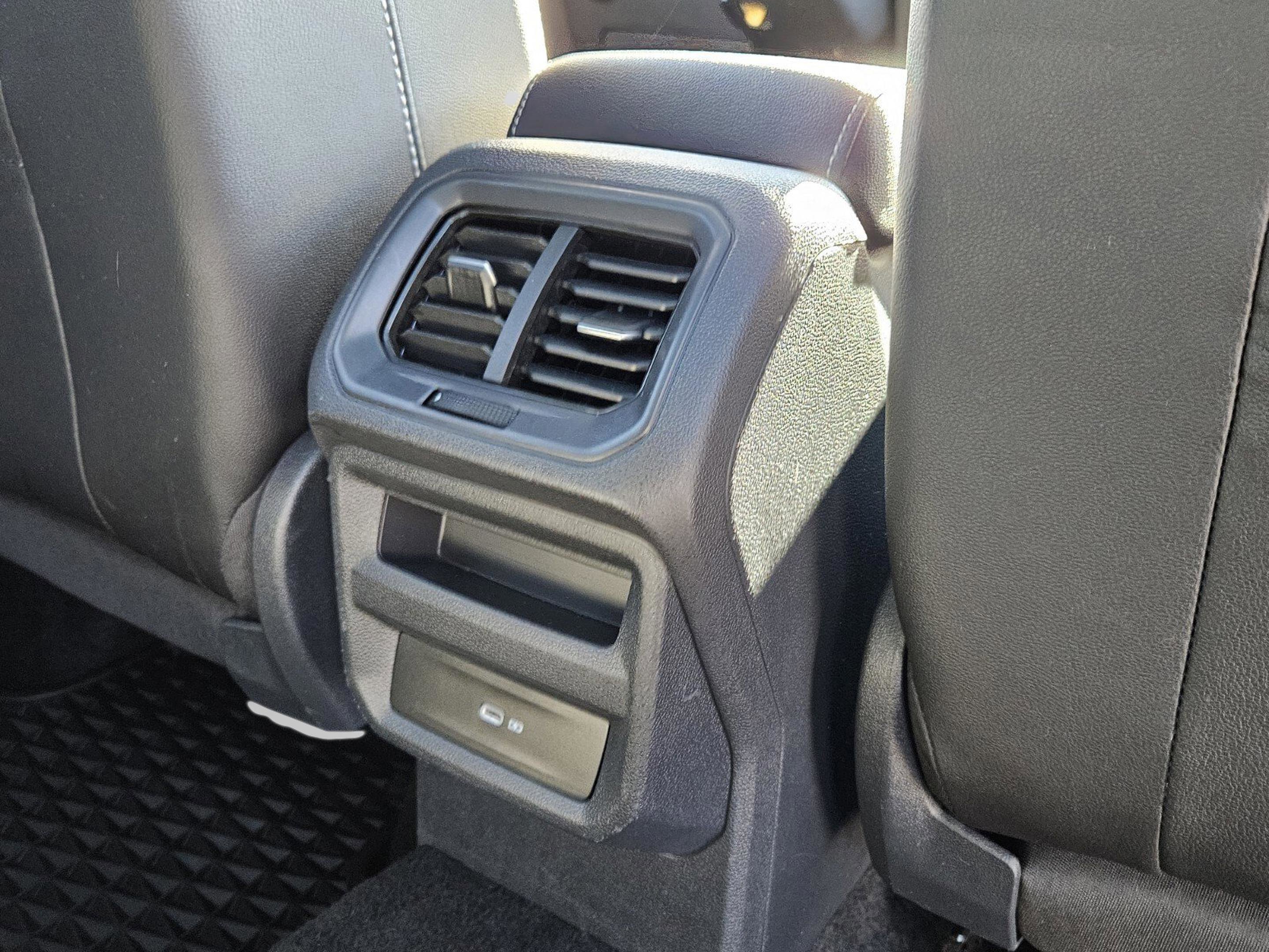 Used 2022 Volkswagen Taos SE w/ Panoramic Sunroof Package image 12