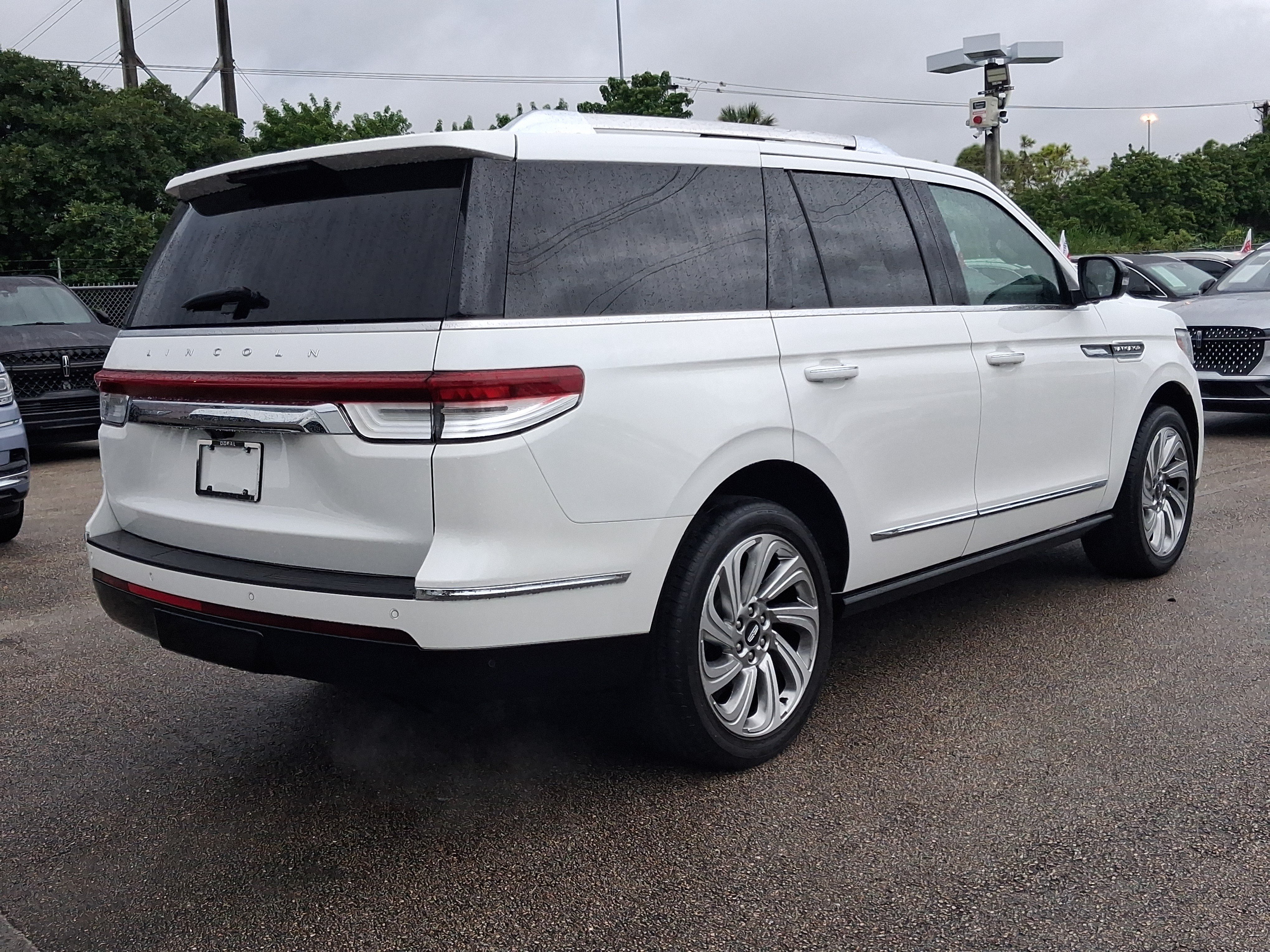 Used 2024 Lincoln Navigator Premiere AWD/4WD image 4
