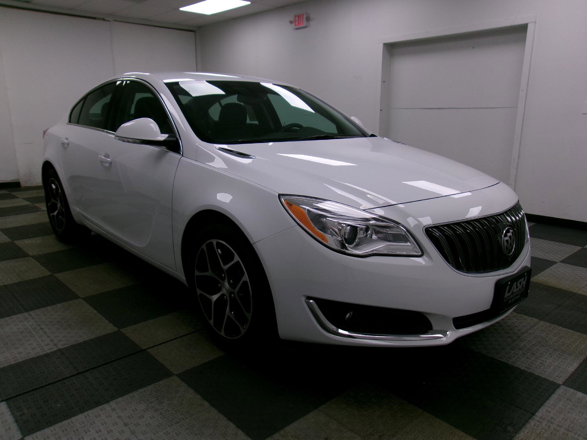 Used 2017 Buick Regal Sport Touring image 14