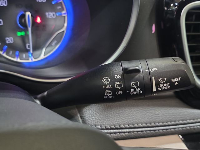 Used 2018 Chrysler Pacifica Limited w/ Tire & Wheel Group image 32