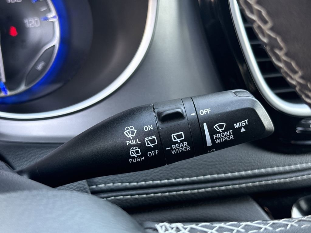 Used 2025 Chrysler Pacifica Limited image 16