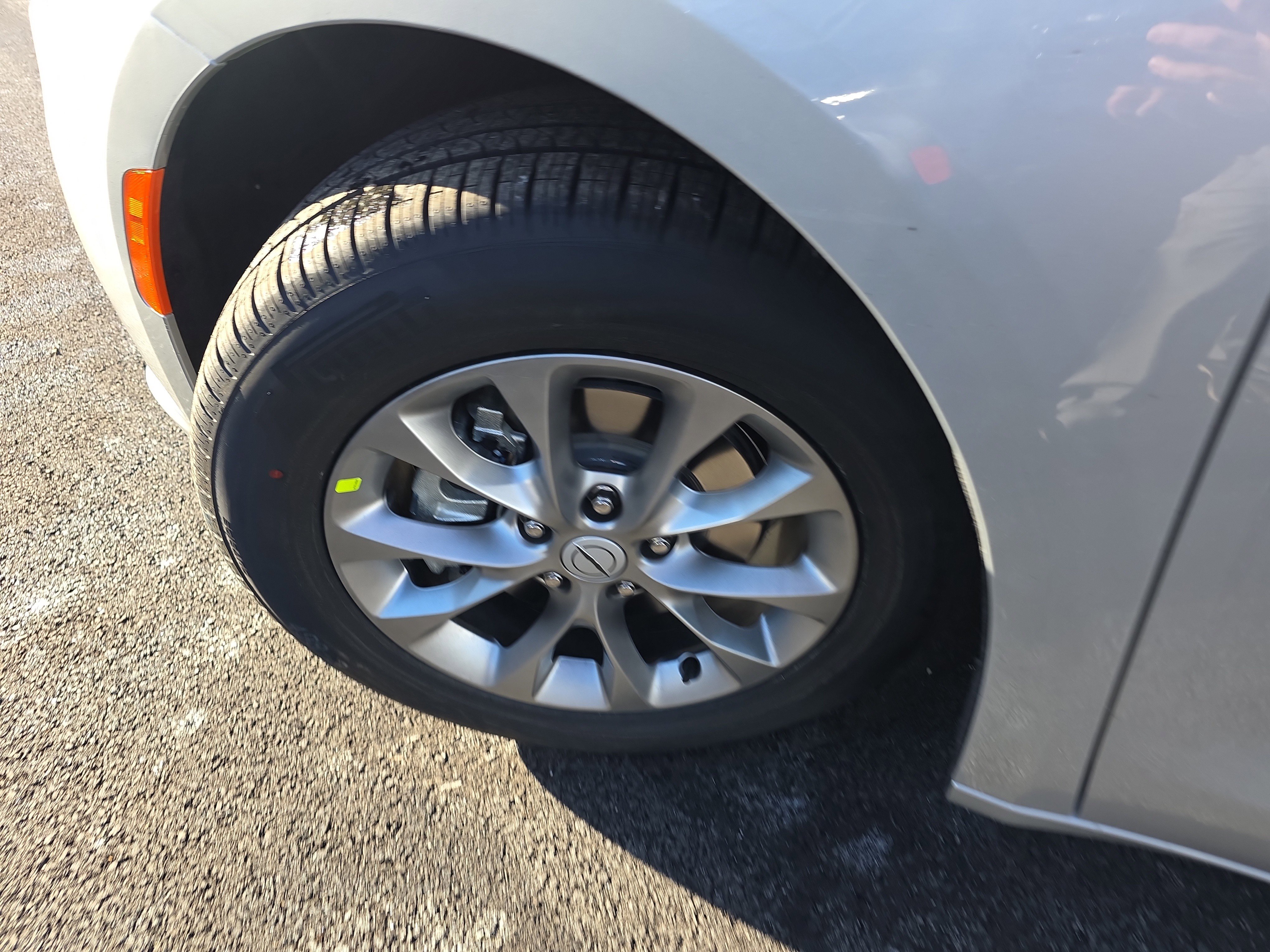 New 2026 Chrysler Pacifica Limited w/ Uconnect Theater Family Group image 33