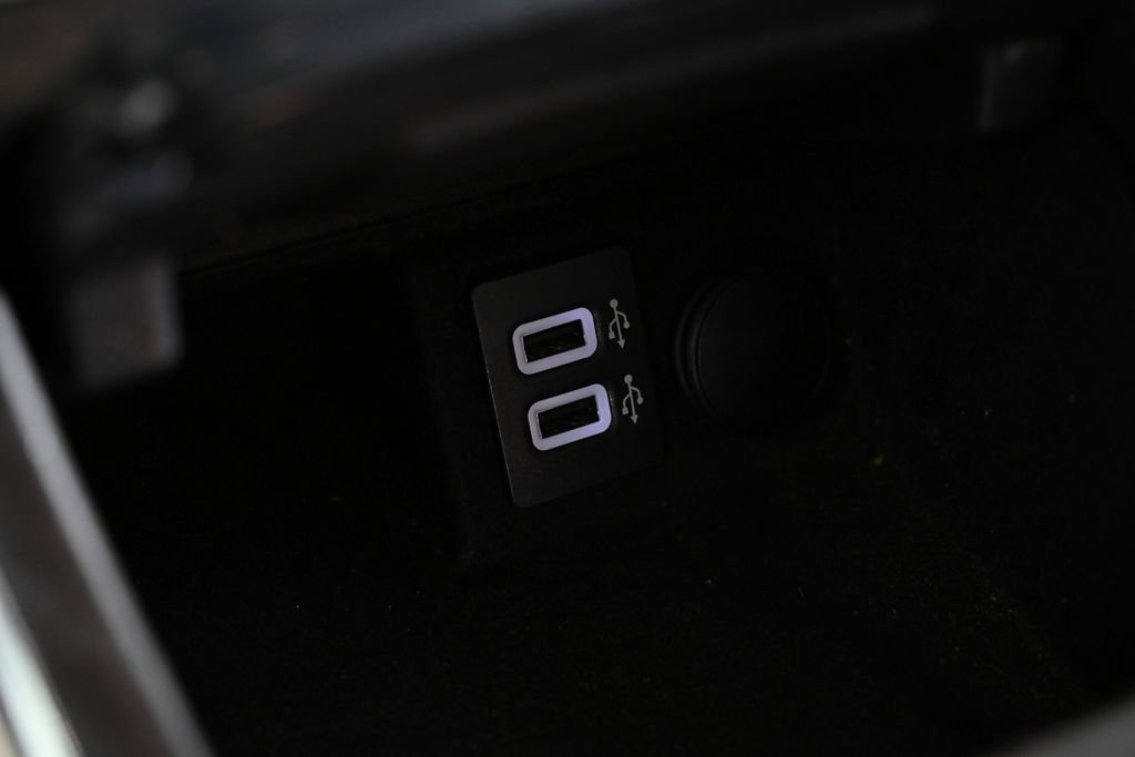 Used 2017 Lincoln Continental Reserve w/ Technology Package FWD image 20