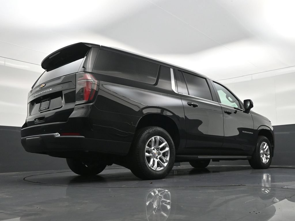 Used 2025 Chevrolet Suburban LS RWD image 32