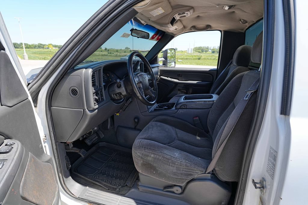 Used 2006 Chevrolet Silverado 2500 W/T w/ Heavy-Duty Power Package AWD/4WD image 13