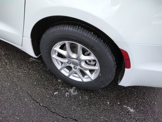 Used 2024 Chrysler Pacifica Touring-L image 19