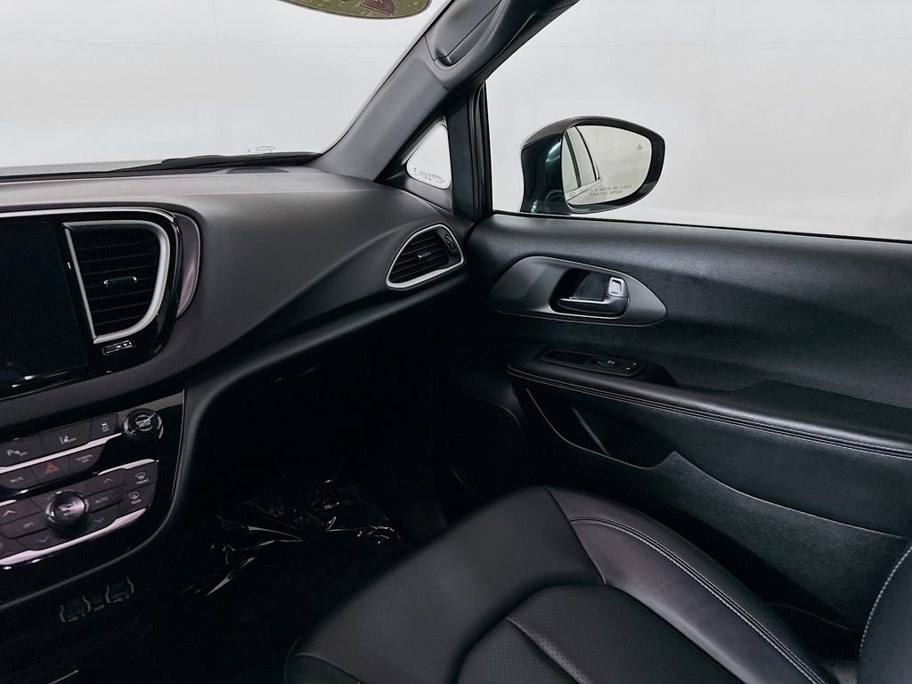 Used 2025 Chrysler Pacifica Select image 30