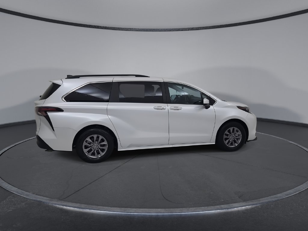 Used 2025 Toyota Sienna XLE FWD image 17