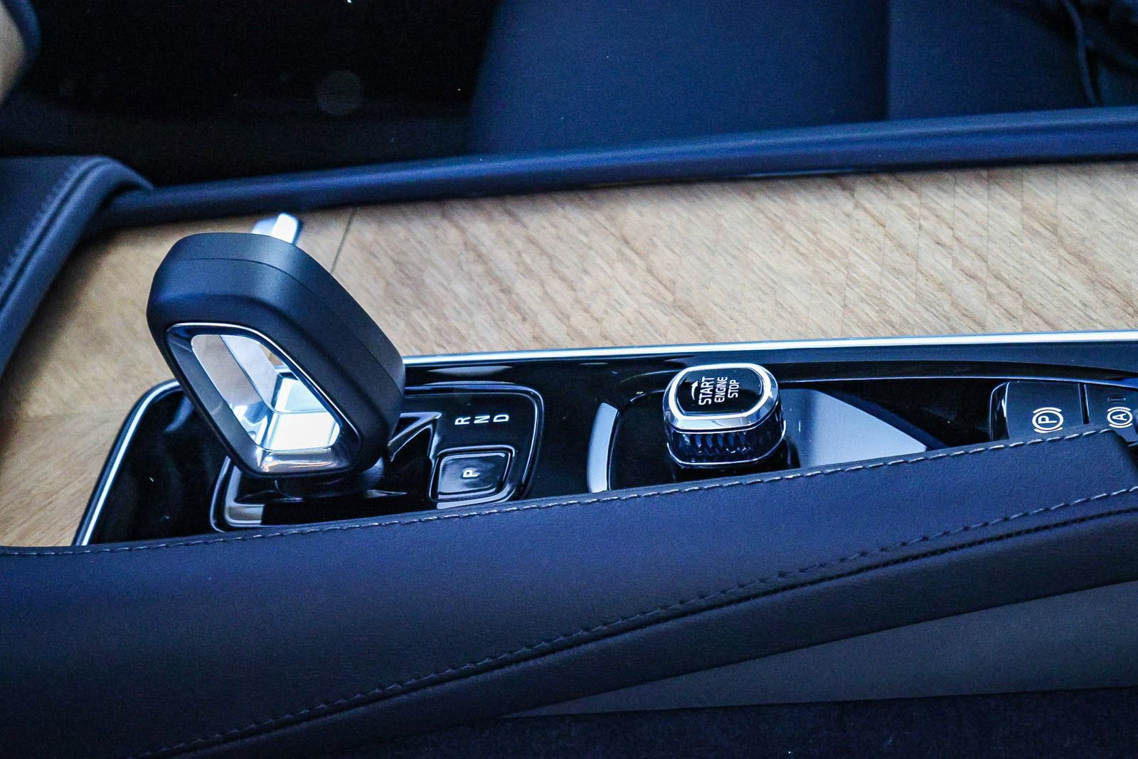 Used 2025 Volvo XC90 B5 Plus w/ Protection Package Premier image 29