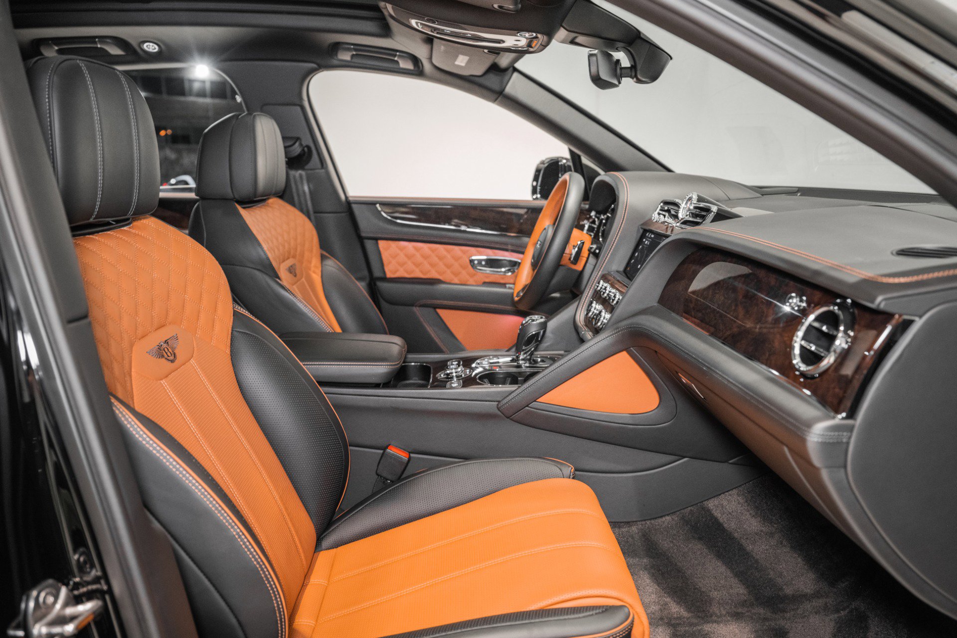 Used 2022 Bentley Bentayga image 2