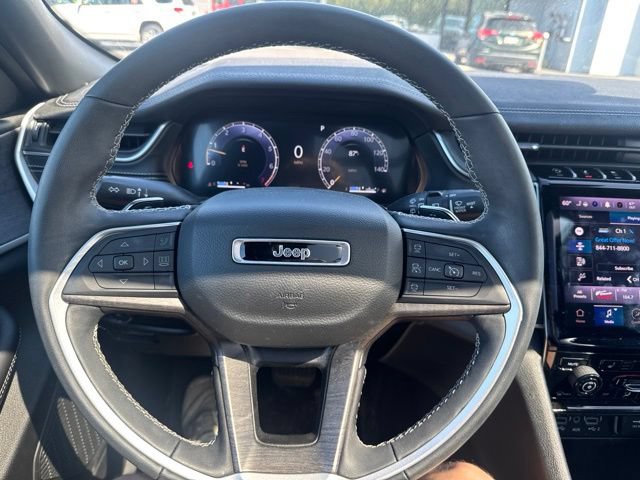 Used 2024 Jeep Grand Cherokee Limited w/ Black Appearance Package AWD/4WD image 16