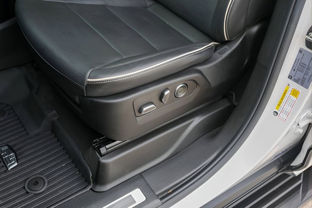 Certified 2023 Cadillac Escalade Premium Luxury w/ Performance Package image 8