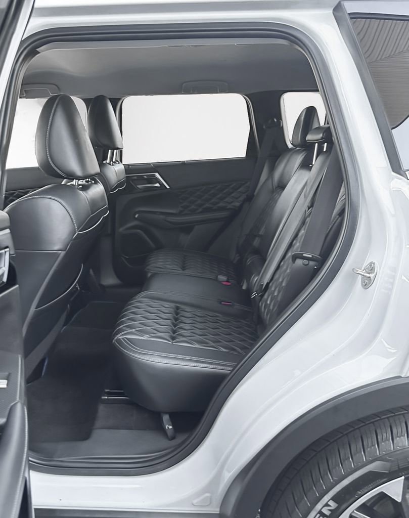 Used 2023 Mitsubishi Outlander SEL image 13