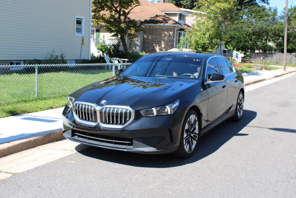 Used 2024 BMW 530i xDrive w/ Convenience Package AWD/4WD image 2