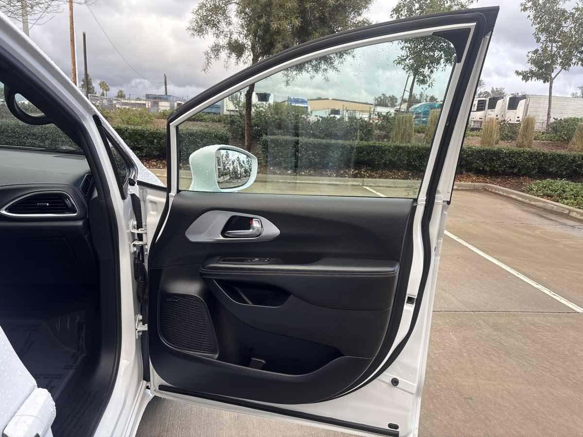 Used 2019 Chrysler Pacifica Limited w/ Advanced Safetytec Group FWD image 18