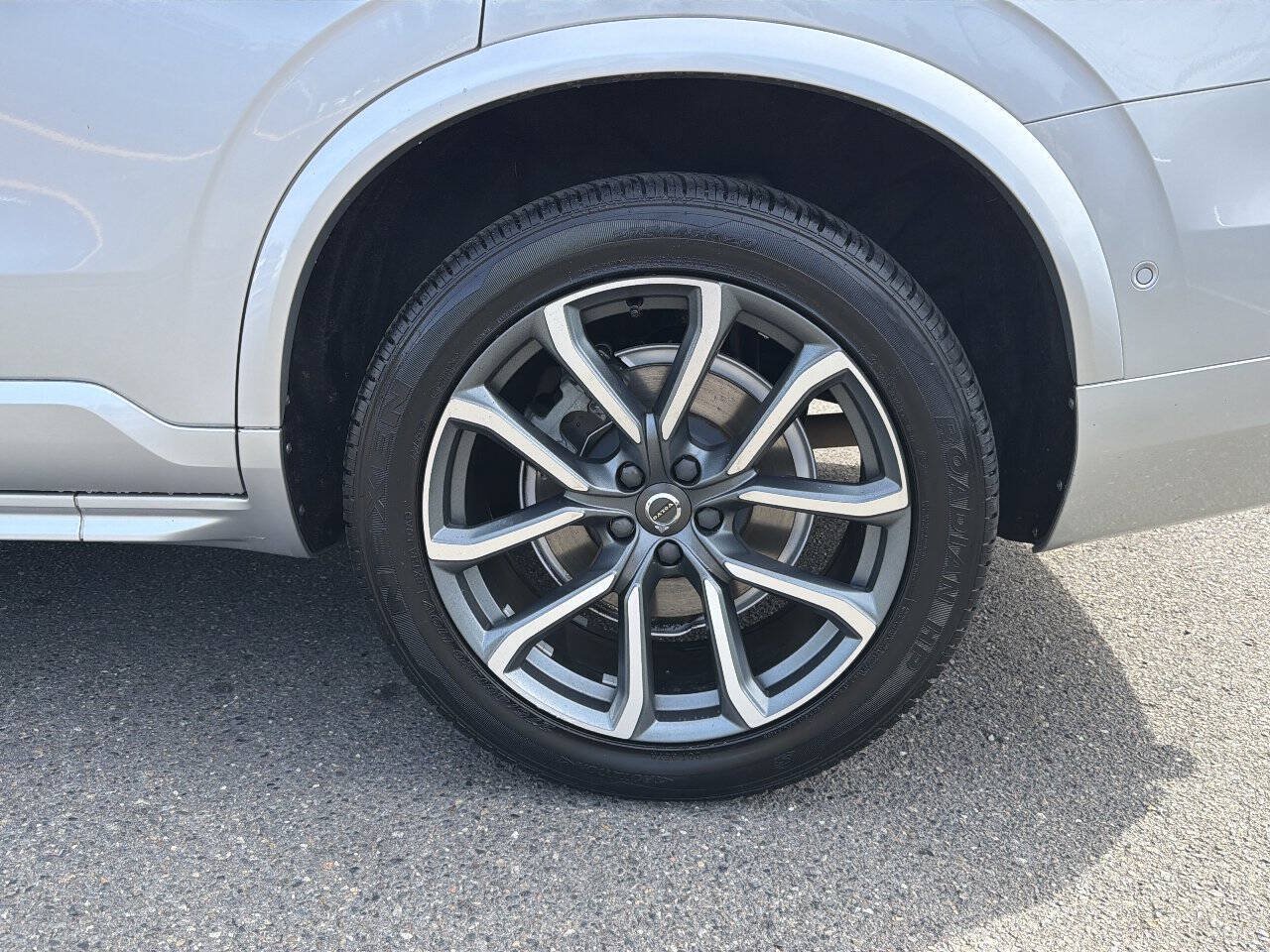 Used 2018 Volvo XC90 T5 Momentum w/ Convenience Package AWD/4WD image 3