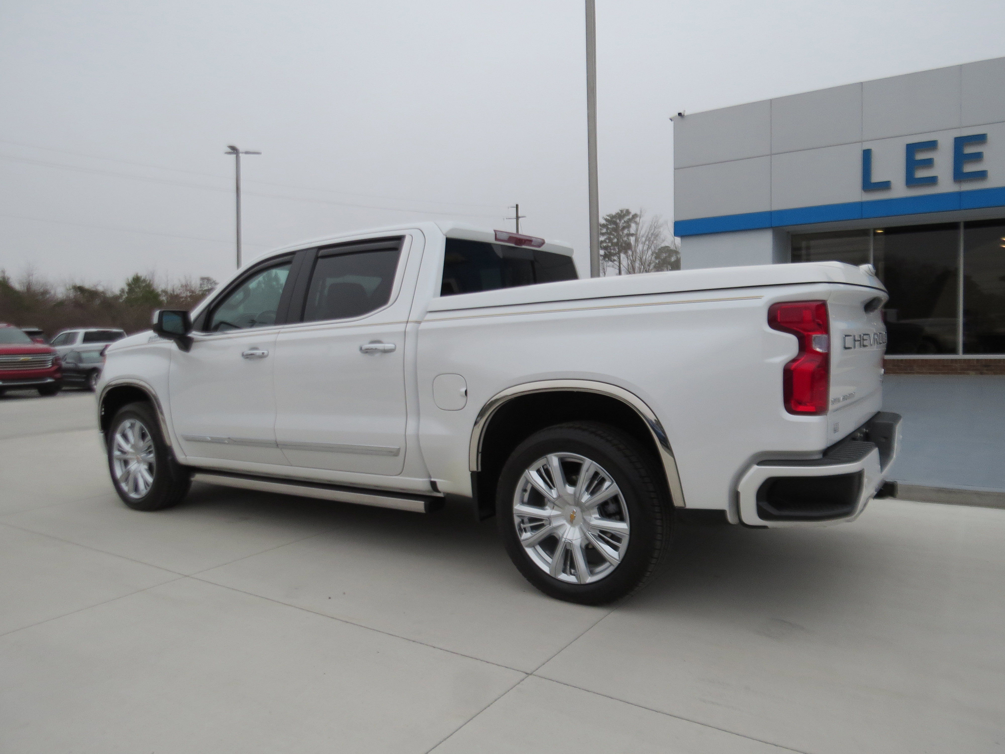 Used 2023 Chevrolet Silverado 1500 High Country w/ High Country Premium Package AWD/4WD image 3