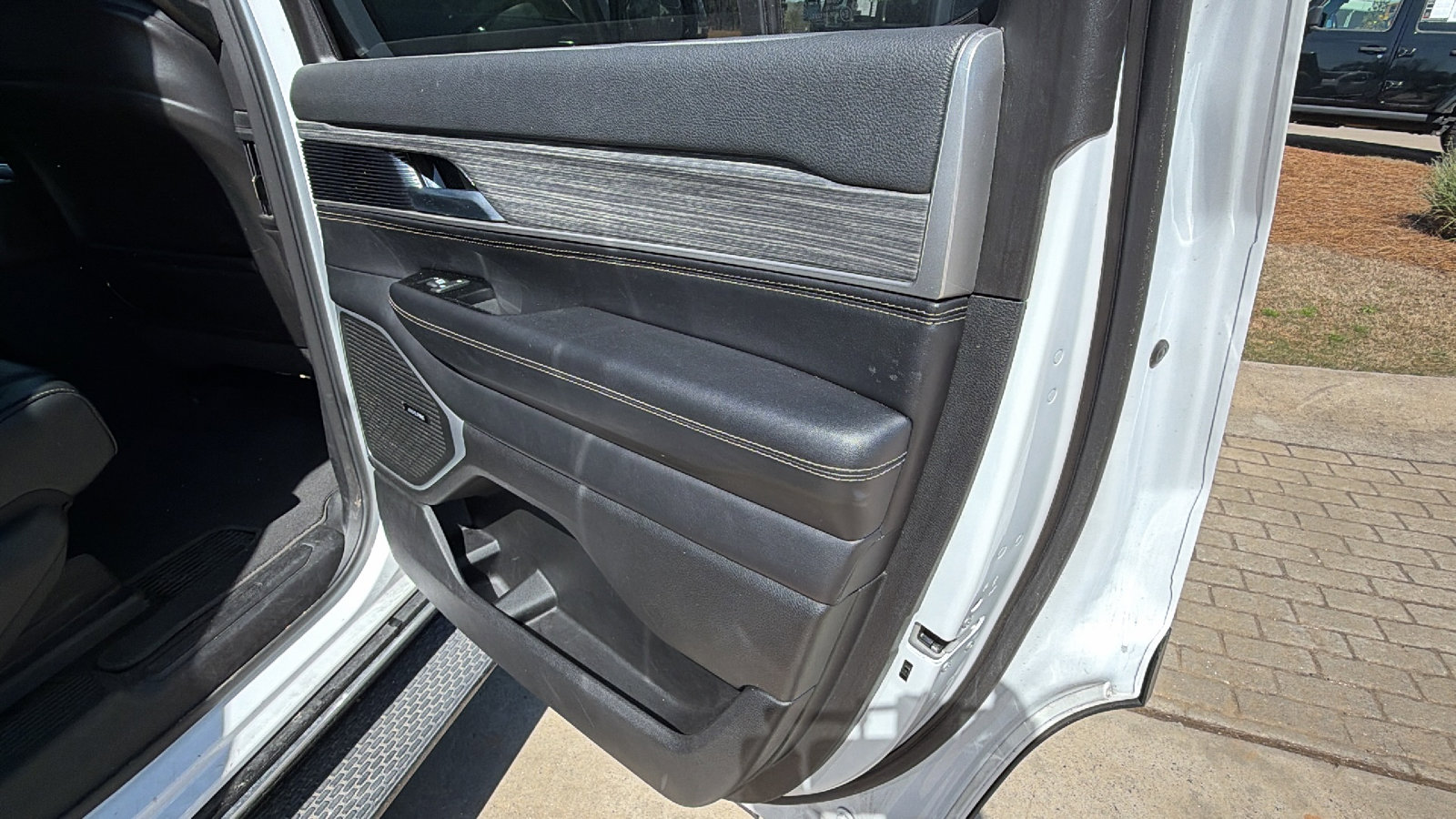 Used 2023 Jeep Wagoneer Series III w/ Preferred Equipment Group image 20