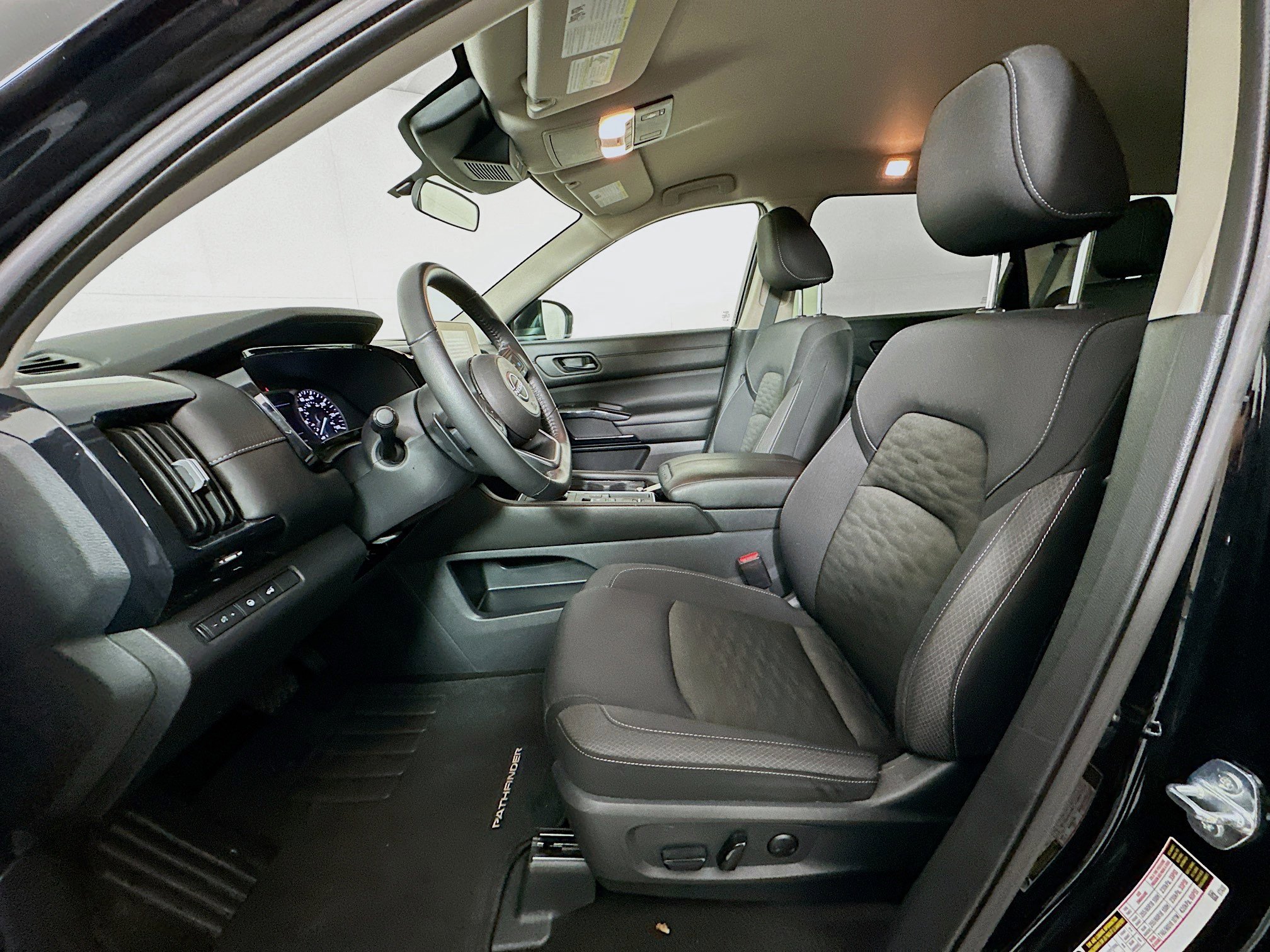 Used 2025 Nissan Pathfinder SV image 13
