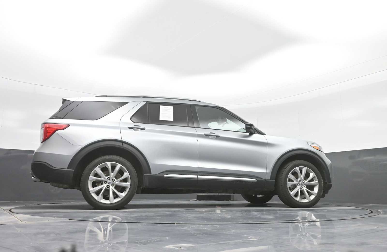 Used 2022 Ford Explorer Platinum w/ Technology Package image 32