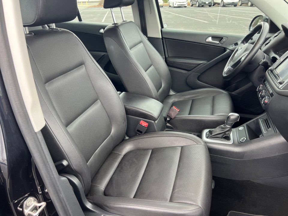 Used 2017 Volkswagen Tiguan S image 32