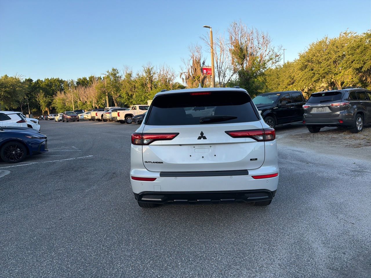 Used 2024 Mitsubishi Outlander SE Black Edition FWD image 4