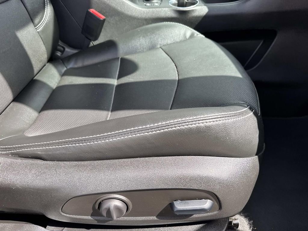 Used 2023 GMC Terrain SLT image 12