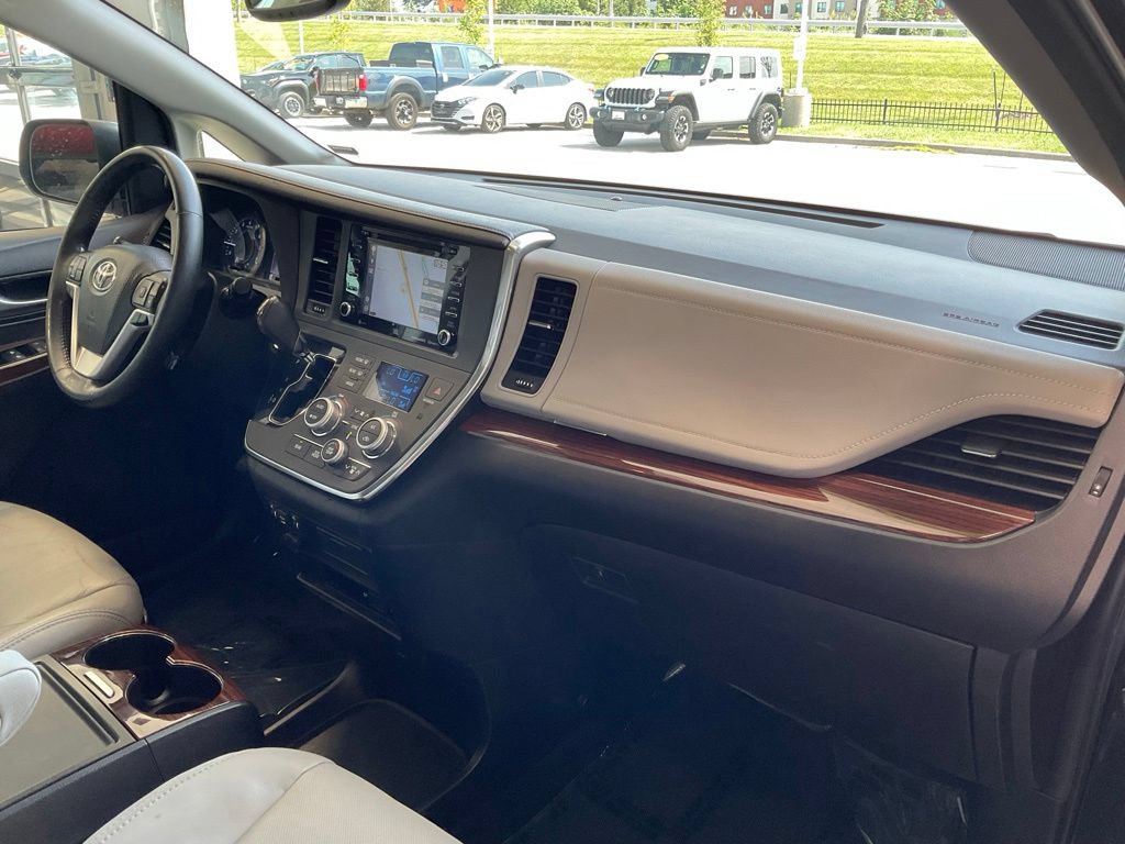 Used 2018 Toyota Sienna Limited Premium AWD/4WD image 17