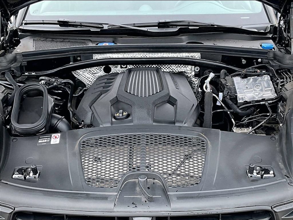 Certified 2025 Porsche Macan AWD/4WD image 23