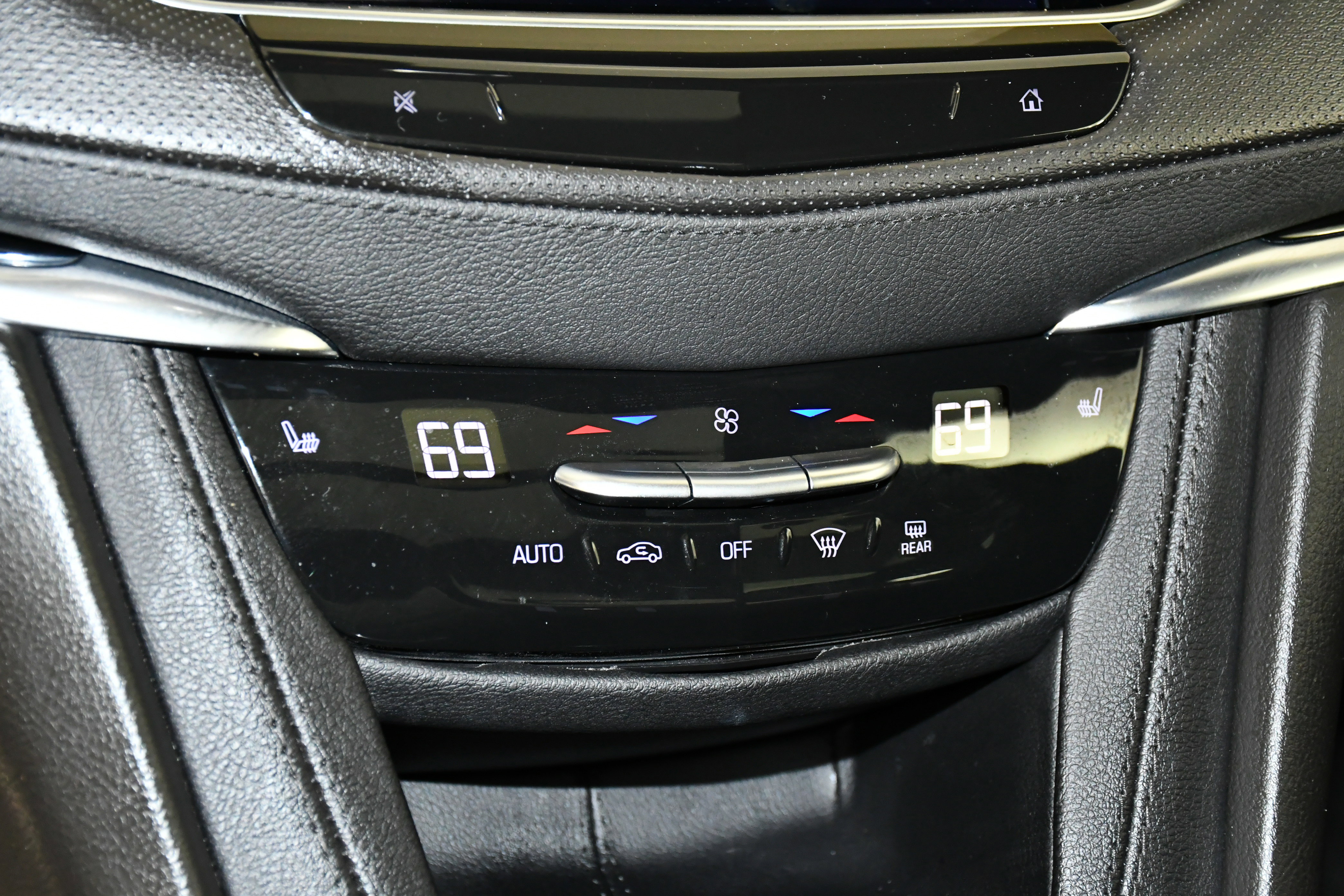 Used 2025 Cadillac XT6 Luxury image 29