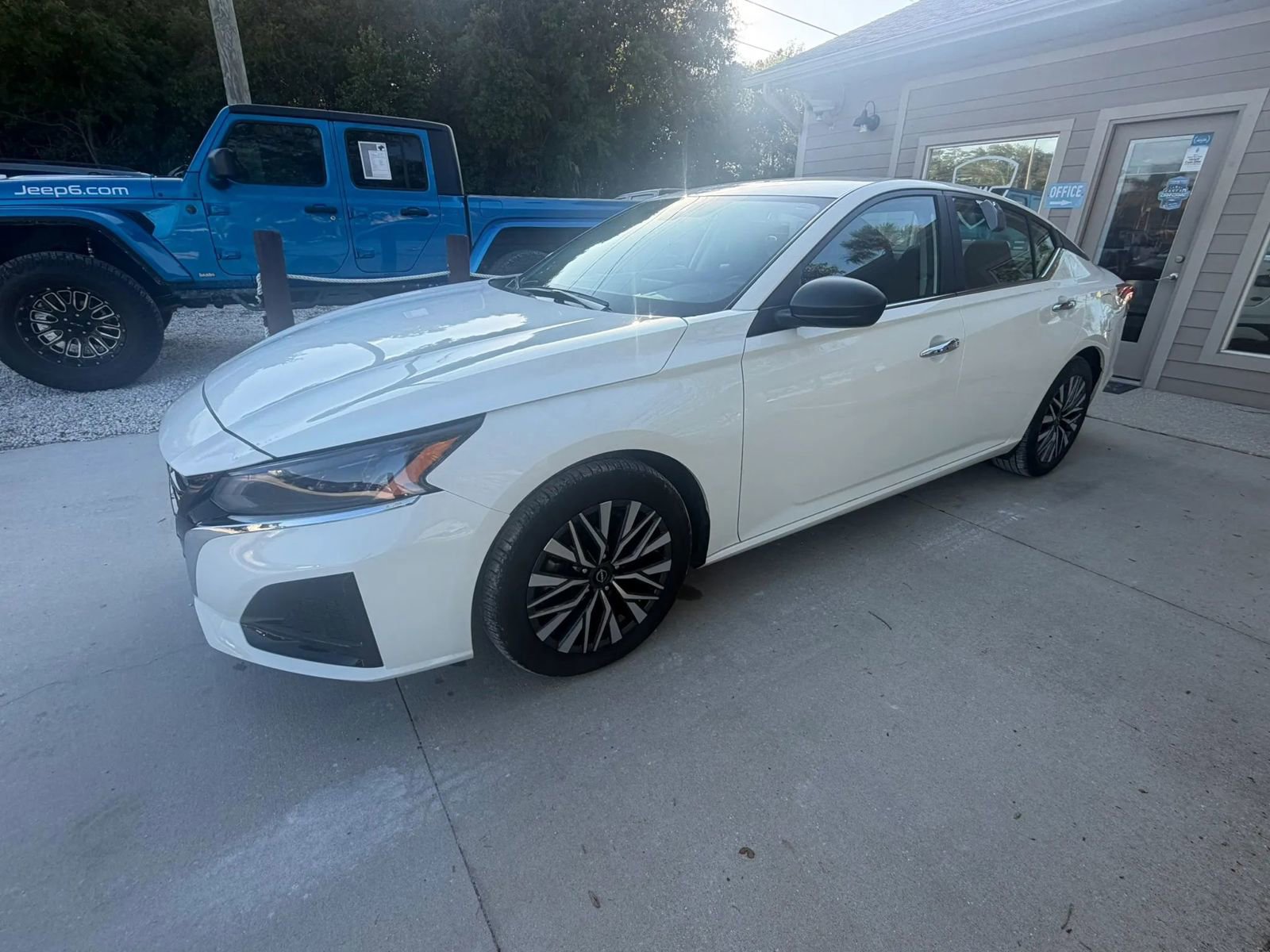 Used 2025 Nissan Altima 2.5 SV FWD image 1